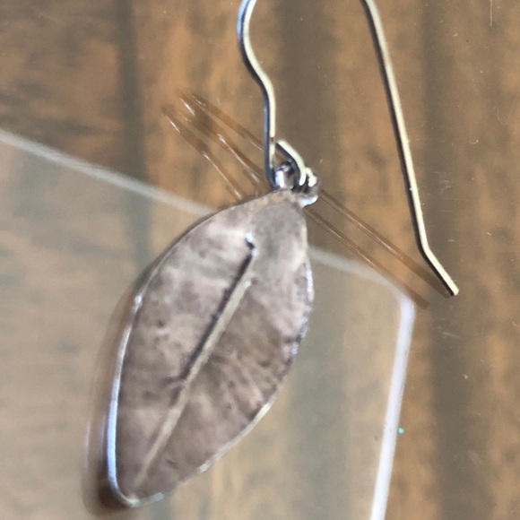 NWOT gunmetal shiny silver antique french wire  leaf earrings - Picture 6 of 10